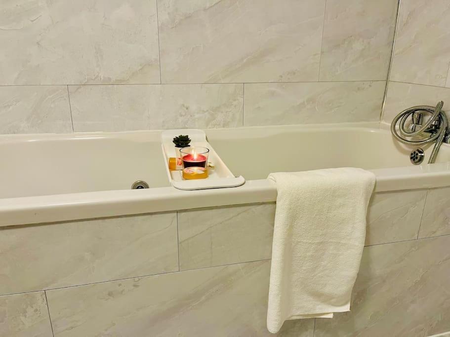 נורת' שילדס Glamorous Palace With Spa Bath מראה חיצוני תמונה