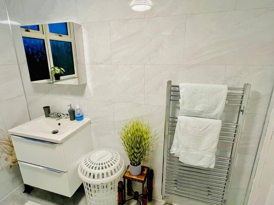 נורת' שילדס Glamorous Palace With Spa Bath מראה חיצוני תמונה